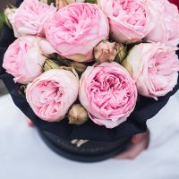 Пионовидные розы «Брайдл пиано» в черной коробке Small