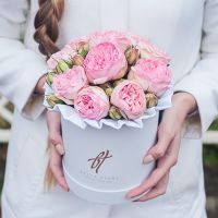 Пионовидные розы «Брайдл пиано» в белой коробке Small