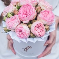 Пионовидные розы «Брайдл пиано» в белой коробке Small