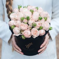 Пионовидные розы «Бомбастик» в черной коробке Small