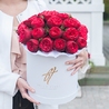 Пионовидная роза «Ред пиано» в белой коробке Royal