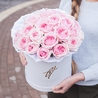 Пионовидные розы Остина «Миранда» в белой коробке Royal