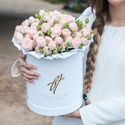Пионовидные розы «Бомбастик» в белой коробке Royal