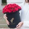 Пионовидные розы «Ред пиано» в черной коробке Royal