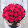 Пионовидные розы «Ред пиано» в черной коробке Royal