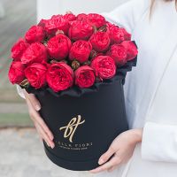 Пионовидные розы «Ред пиано» в черной коробке Royal