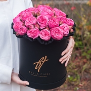Пионовидные розы «Пинк пиано» в черной коробке Royal