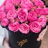 Пионовидные розы «Пинк пиано» в черной коробке Royal