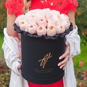 Пионовидные розы Остина «Джульет» в черной коробке Royal