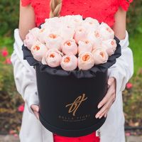 Пионовидные розы Остина «Джульет» в черной коробке Royal