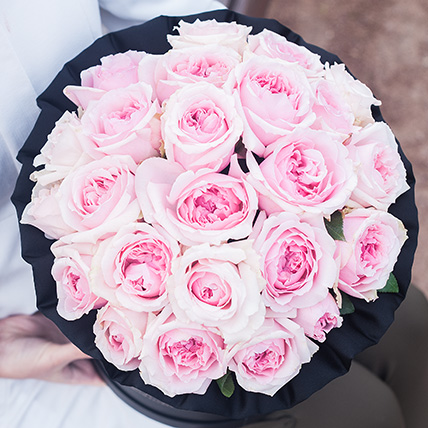 Пионовидные розы Остина «Миранда» в черной коробке Royal