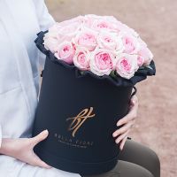 Пионовидные розы Остина «Миранда» в черной коробке Royal