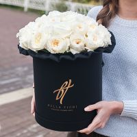 Душистые пионовидные розы Остина «Пейшнс» в черной коробке Royal