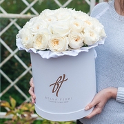 Душистые пионовидные розы Остина «Пейшнс» в белой коробке Royal