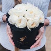 Душистые пионовидные розы Остина «Пейшнс» в черной коробке Small