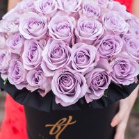 Сиреневые розы в черной коробке Royal