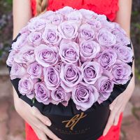 Сиреневые розы в черной коробке Royal