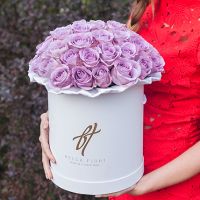 Сиреневые розы в белой коробке Royal