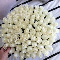 Белые розы в черной коробке DeLuxe 