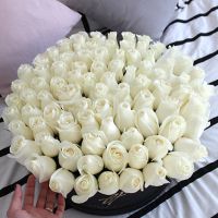 Белые розы в черной коробке DeLuxe 