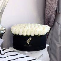 Белые розы в черной коробке DeLuxe 