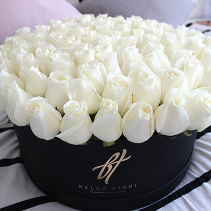 Белые розы в черной коробке DeLuxe 