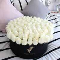 Белые розы в черной коробке DeLuxe 