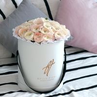 Нежно-розовые ранункулюсы в белой коробке Royal