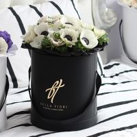 Белые анемоны в черной коробке Royal  