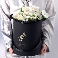Белые анемоны в черной коробке Royal  