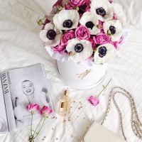 Анемоны с розами «Мисти бабблс» в коробке Royal 