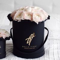 Нежно-розовые ранункулюсы в черной коробке Royal