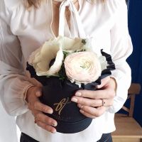 Нежно-розовые ранункулюсы с анемонами в черной коробке Small  