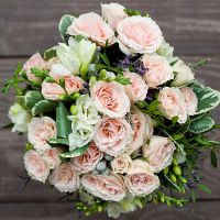 Букет из кустовых роз и фрезии №41