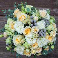 Свадебный букет невесты с розами и лизиантусом №130
