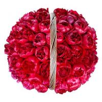 Корзина с пионами «Красная шапочка»