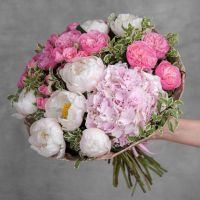 Букет с пионами и гортензией «Нежные мгновения»