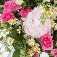 Букет с пионами и ромашками «Девичий голос»