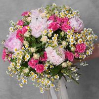 Букет с пионами и ромашками «Девичий голос»