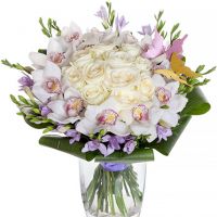 Букет с орхидеями и фрезиями «Свадебный вальс»