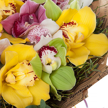 Букет с разноцветными орхидеями «Дыхание лета»