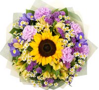 Букет с ромашками и подсолнухом «Вечерний наряд»