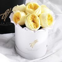Желтые пионовидные розы «Каталина» в белой коробке Small