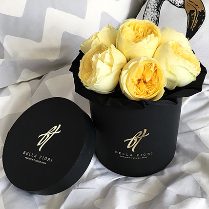 Желтые пионовидные розы «Каталина» в черной коробке Small