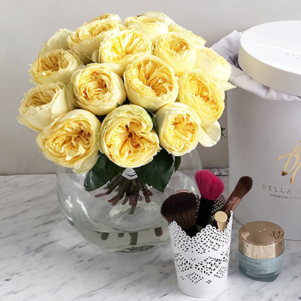 Желтые пионовидные розы «Каталина» в белой коробке Royal