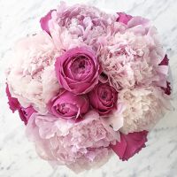 Пионовидные розы и пионы в белой коробке Small