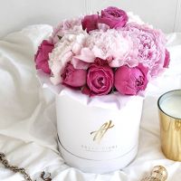 Пионовидные розы и пионы в белой коробке Small