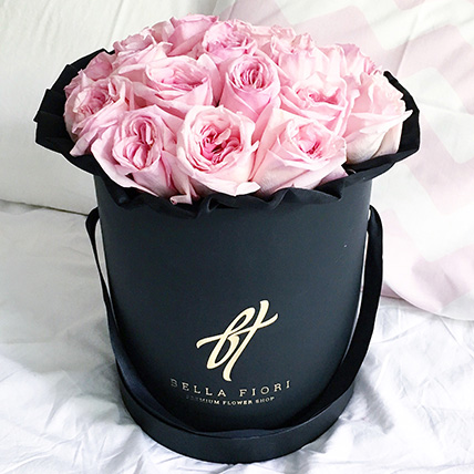 Душистые пионовидные розы Pink O'hara в черной коробке Royal