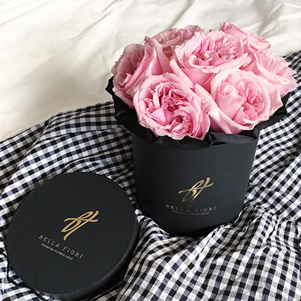 Пионовидные розы Остина «Miranda» в черной коробке Small