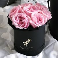 Пионовидные розы Остина «Miranda» в черной коробке Small